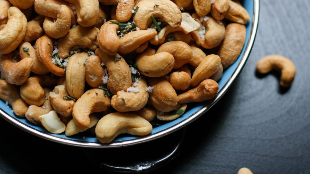 Schale mit Cashews