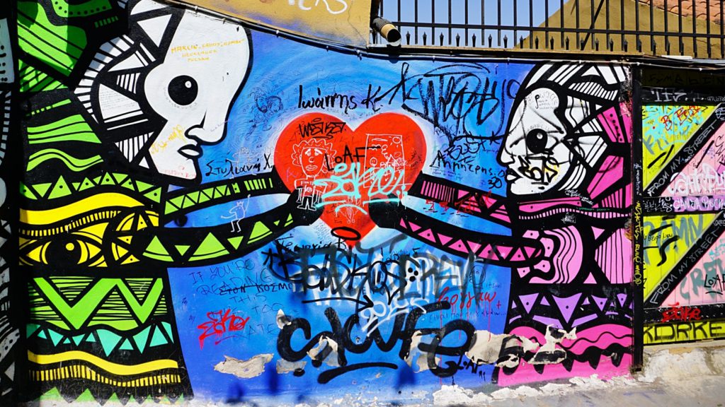 Streetart in Athen, Köpfe mit Herz