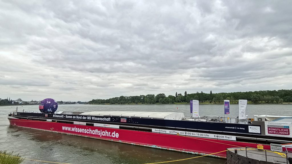 Die MS Wissenschaft am Bonner Rheinufer