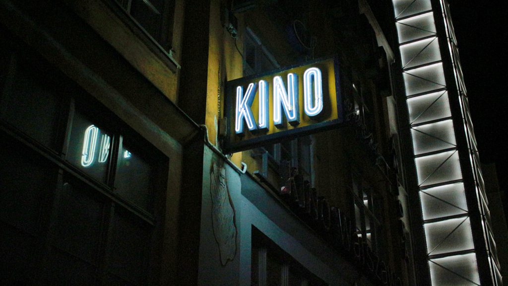 Kino-Schild leuchtet im Dunkeln