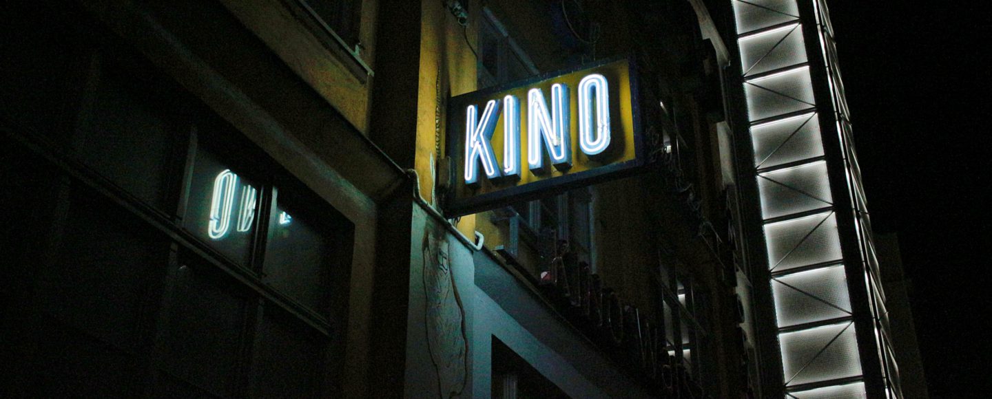 Kino-Schild leuchtet im Dunkeln