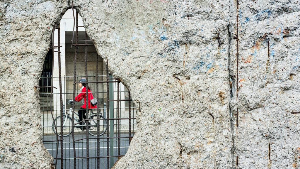 Berlin Mauer Riss Maueröffnung Fahrrad