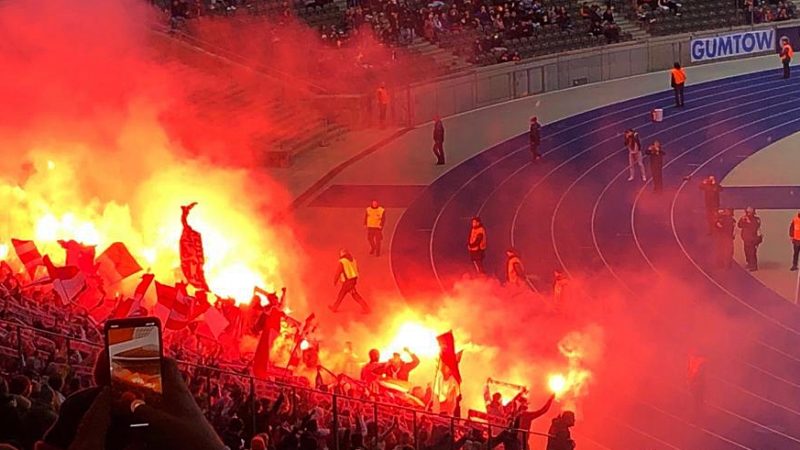 Bengalos im Berliner Olympia-Stadion