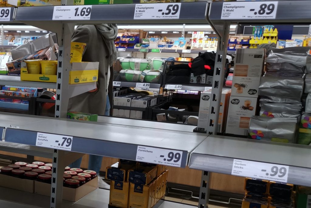 Leeres Supermarkt-Regal Hamsterkäufe Benanza.Pix