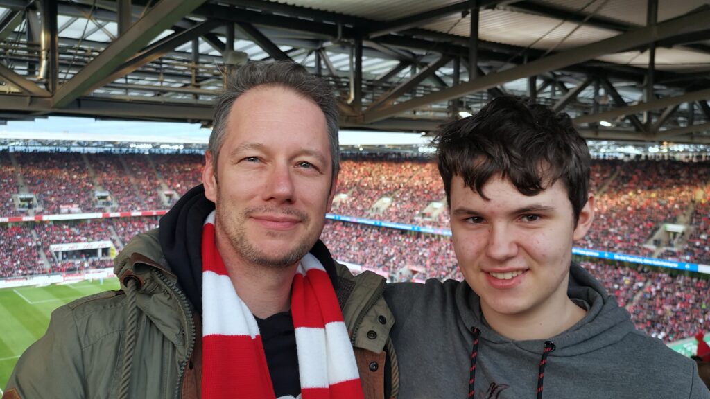 Vater und Sohn im Stadion Köln (Benanza.Pix)